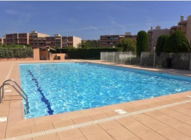 Appartement Paisible Avec Vue Panoramique Mer Et Acces Direct Plage Борм-ле-Мимоза Екстериор снимка