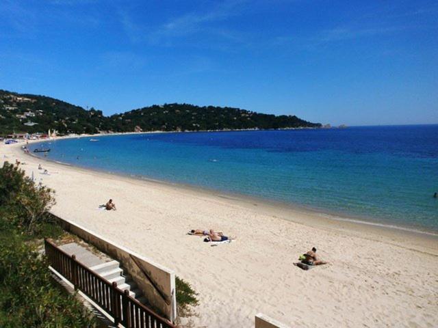 Appartement Paisible Avec Vue Panoramique Mer Et Acces Direct Plage Борм-ле-Мимоза Екстериор снимка